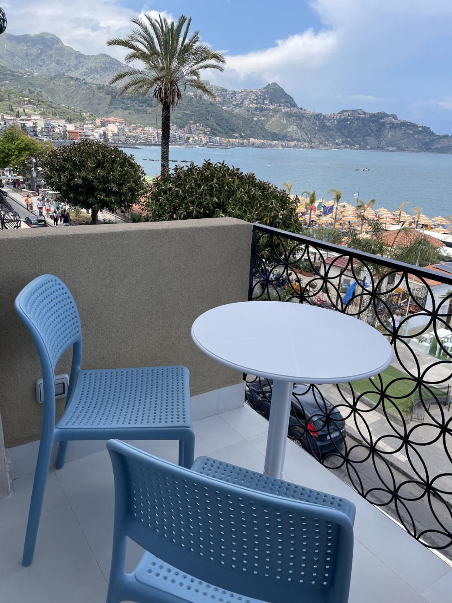 La Finestra Sul Mare Modern Apartment Giardini-Naxos Habitación foto
